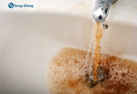 Nước sinh hoạt bị nhiễm sắt, nên xử lý ra sao?